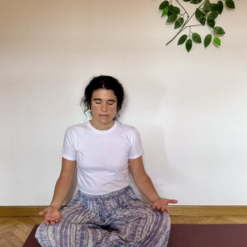 Postura de meditación que representa la mente